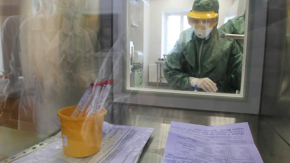 Меры предосторожности в лаборатории приняты самые серьезные: образцы могут попасть в стерильную зону только через герметичный шлюз