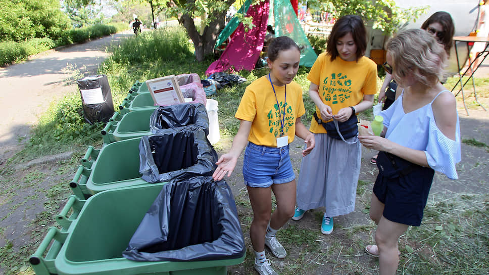 Уже который год в Нижнем Новгороде проходит экологический фестиваль Botanica. На фото волонтеры объясняют принципы переработки мусора