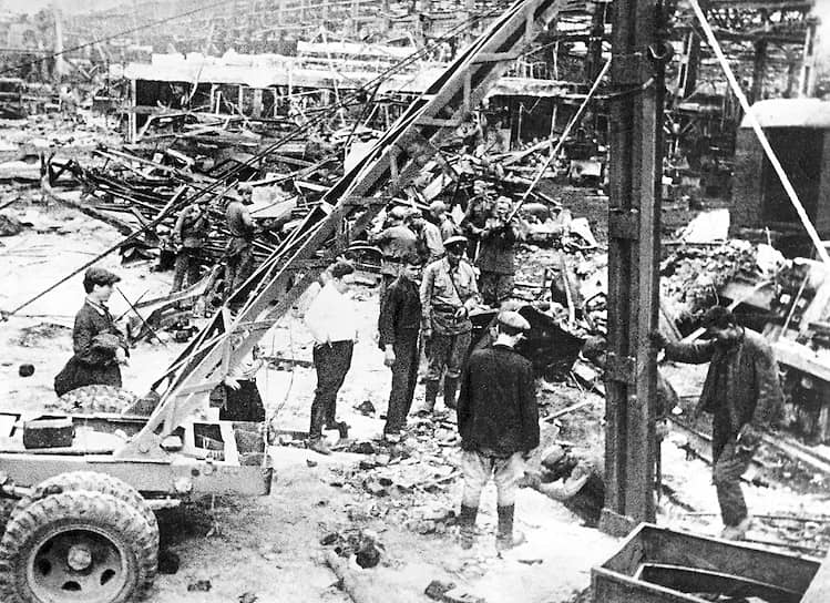 В 1943 году Горьковский автозавод подвергся масштабной бомбардировке. Разрушенными оказались более 50 зданий и сооружений. Завод смогли восстановить в кратчайший срок - за 100 дней. На фото - главный конвейер после бомбежки.