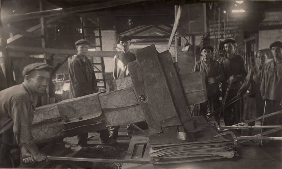 Выксунский металлургический завод (ВМЗ) в годы войны выпускал сталь, листовой прокат, трубы и другую продукцию, в том числе - кровати для военных госпиталей и саперные лопаты. На фото - рабочие в цеху.