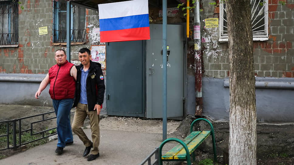 Свои подъезды нижегородцы украсили флагами Российской Федерации