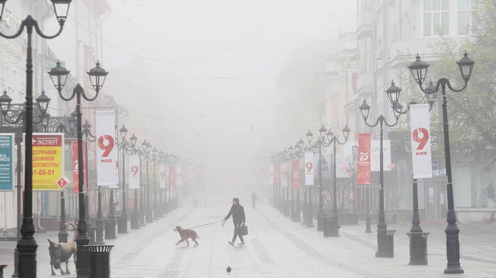 Ранним утром на центр Нижнего Новгорода спустился такой туман, что видимыми остались только самые яркие плакаты красного цвета