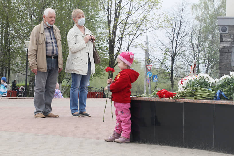 В отличие от кремлевского вечного огня, монументы победы открыты в других частях города, и нижегородцы смогли возложить свои букеты