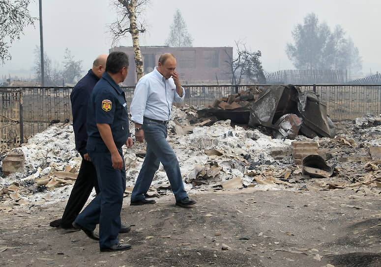 Чтобы оценить масштабы последствий стихийного бедствия председателю правительства вместе с Сергеем Шойгу, который на тот момент руководил МЧС, пришлось обойти весь поселок