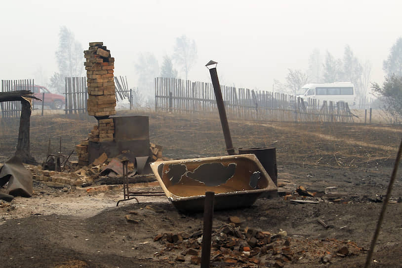 Пепелище на месте жилого дома в поселке Верхняя Верея