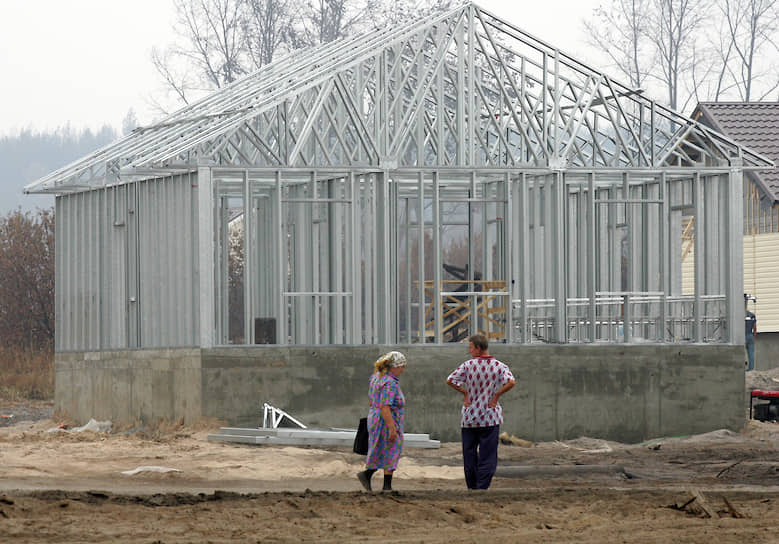 Жители сгоревшего села Верхняя Верея осматривают новые дома