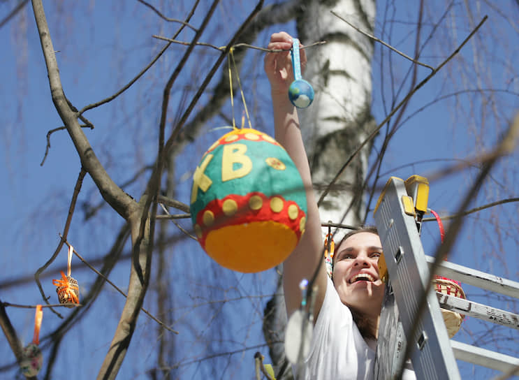 На Пасху нижегородцы украшали деревья в &quot;Швейцарии&quot; декоративными яйцами