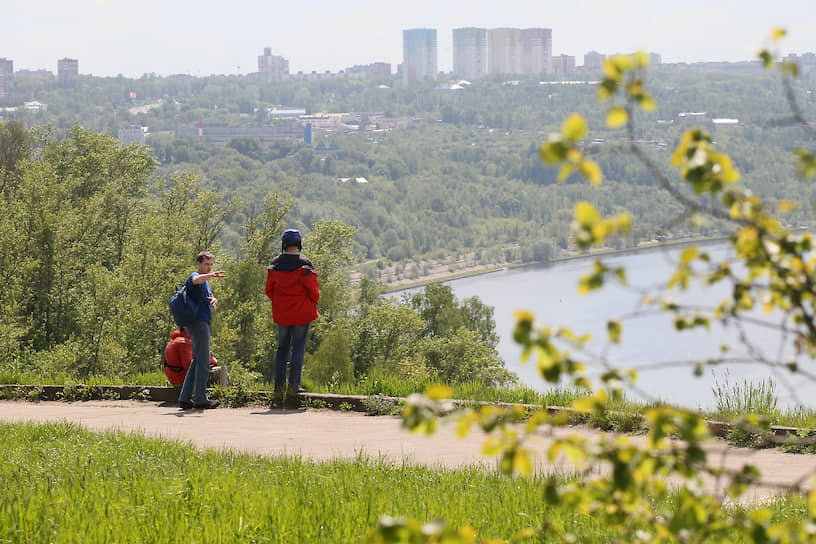 Нижегородцы любят прогуливаться по самому большому парку города и смотреть с крутых склонов на заречную часть города