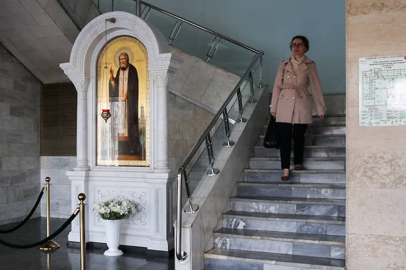 Иконы святого Серафима Саровского здесь встречаются повсюду, в том числе на входе в здание мэрии