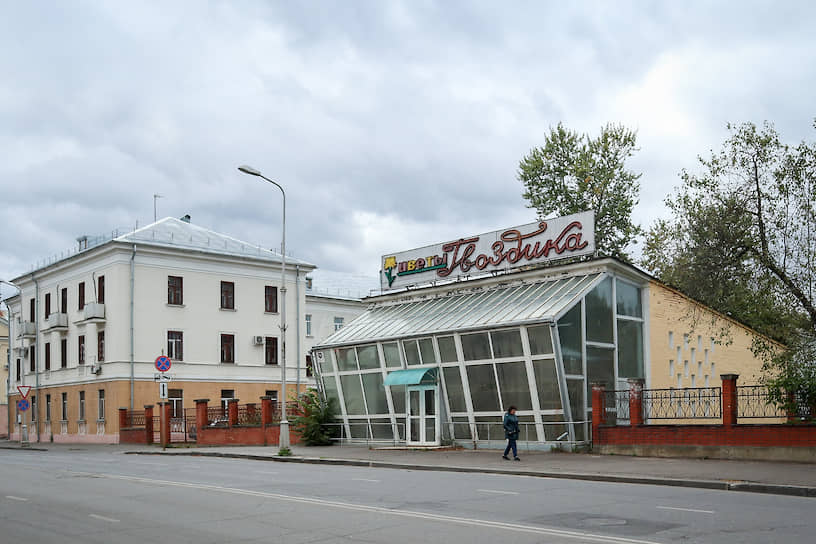 В Сарове сохранилось много советских построек. Вывески на магазинах с тех пор тоже никто не менял