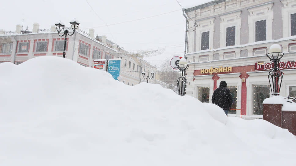 Пешеходная Большая Покровка местами превратилась в непроходимую снежную целину