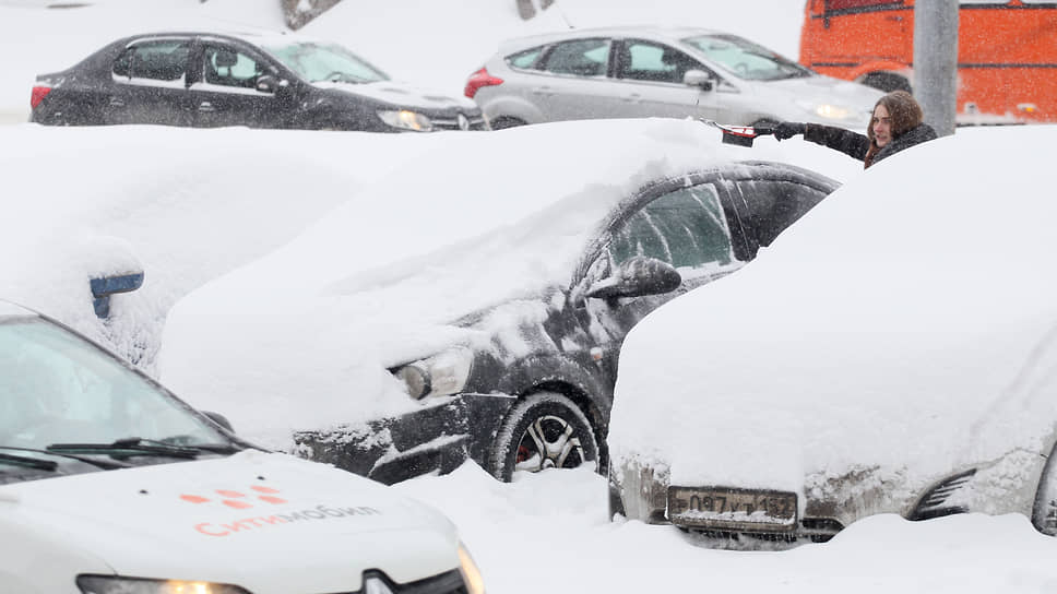 Некоторые нижегородцы не следят за прогнозом погоды, и субботним утром были неприятно удивлены, увидев сугробы на своих автомобилях