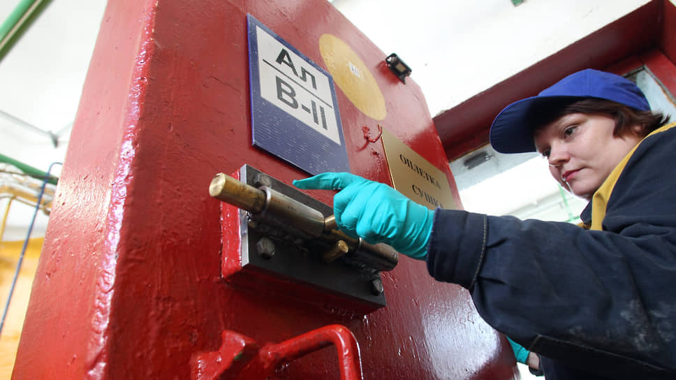 Сотрудница завода имени Свердлова закрывает бронированную дверь цеха по производству взрывчатки
