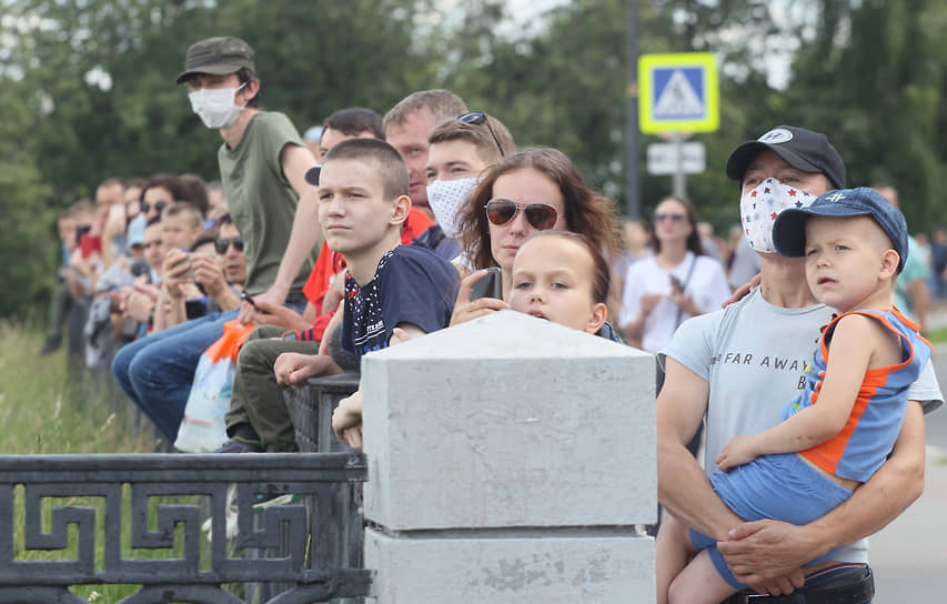 Празднование Дня победы перенесли на 24 июня и запретили нижегородцам смотреть парад. Однако они собрались на набережных, проход на которые был закрыт, вооружившись биноклями и мобильными телефонами