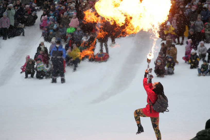 Традиционный ритуал предваряет современное фаер-шоу с огнеметами