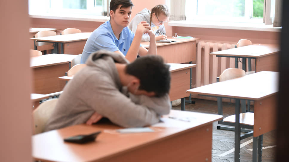 На уроке хотя бы однажды спал почти каждый ученик, но на экзамене это не рекомендуется