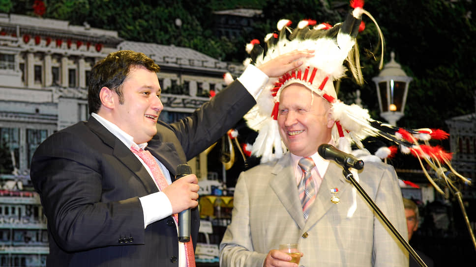 На снимке: депутат Госдумы Александр Хинштейн поздравляет на тот момент губернатора Валерия Шанцева с днем рождения в только что открывшемся здании цирка
