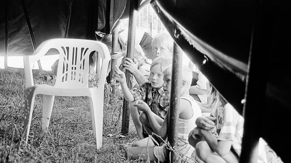 Дети были рады и такому цирку, тем более, что через откинутый для вентиляции полог шатра можно было подсматривать за репетициями