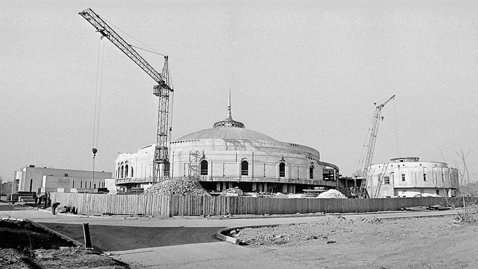 Собственного цирка в Нижнем Новгороде не было более двадцати лет. В 1984 году началась реконструкция старого здания, длившаяся с большими перерывами до 2007 года