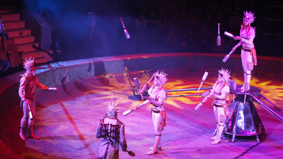 Жонглеры на арене цирка