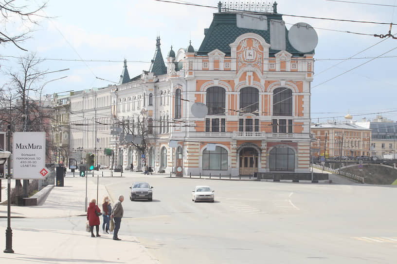 3 апреля 2020 года площадь Минина и Пожарского была почти безлюдна
