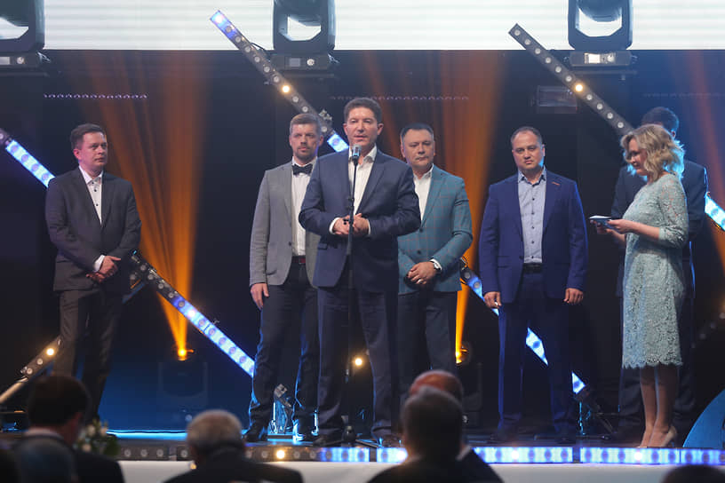 Управляющий директор Выксунского металлургического завода Александр Барыков поздравляет победителей номинации &quot;Добрый малый&quot;