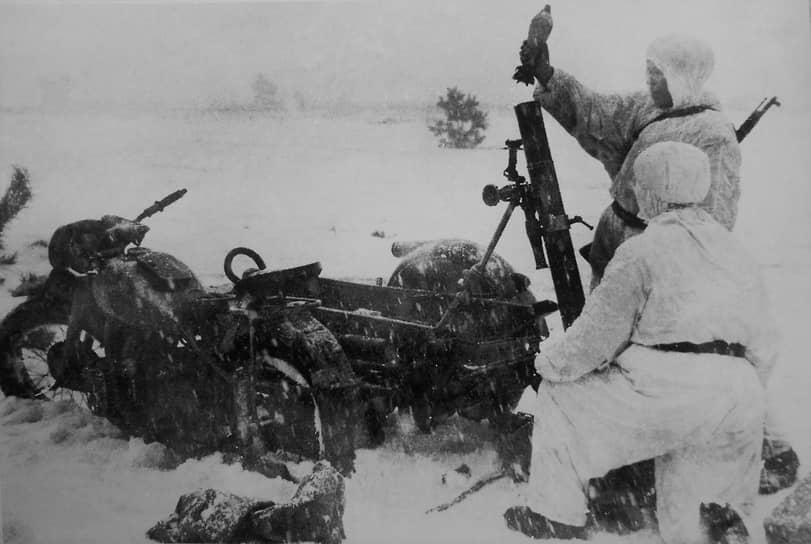 Расчет советского самоходного 82-мм батальонного миномета, перевозимого на коляске мотоцикла М-72, северо-западнее Калинковичей