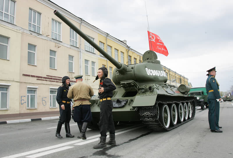 Уже становится традицией, что колонну военной техники на параде возглавляет прославленный танк Т-34