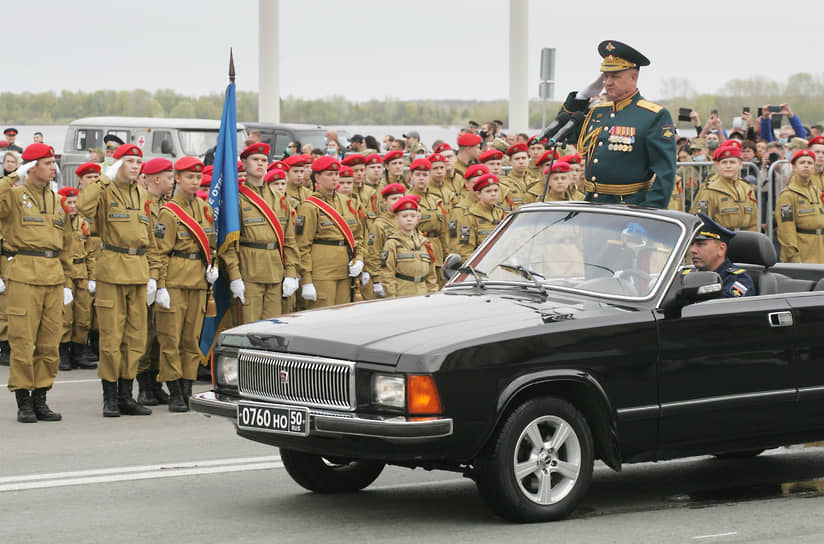 Парад принимает начальник штаба 96 отдельной бригады разведчиков подполковник Евгений Чинцов