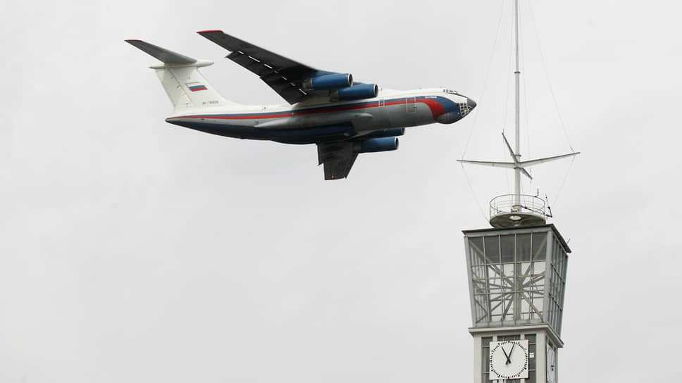 Над Нижневолжской набережной пролетает военно-транспортный самолет Ил-76