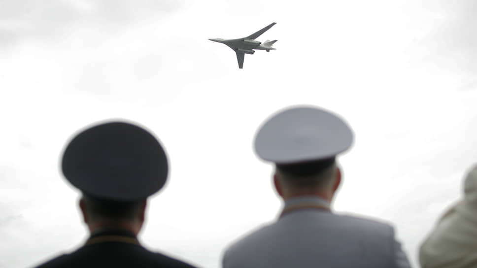 Завершает парад бомбардировщик Ту-160 с изменяемой геометрией крыла
