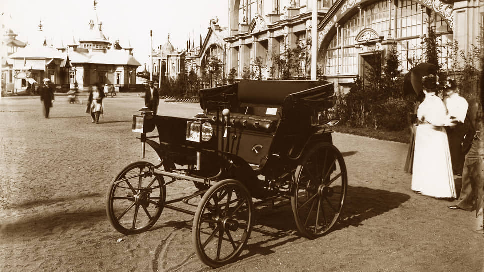 Первый в России автомобиль, сконструированный Яковлевым и Фрезе, в 1896 году был сравним по инновационности с сегодняшними &quot;Драконами&quot; Илона Маска. И автомобиль тоже был на выставке!