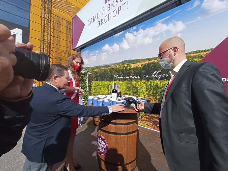 Стенды представили и другие регионы. Краснодарский край привез на форум вино