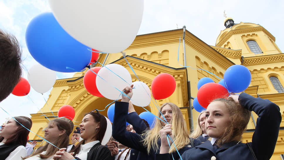 Утро началось с торжественной закладки памятника Александру Невскому на Стрелке. Молодежь пришла посмотреть и поддержать