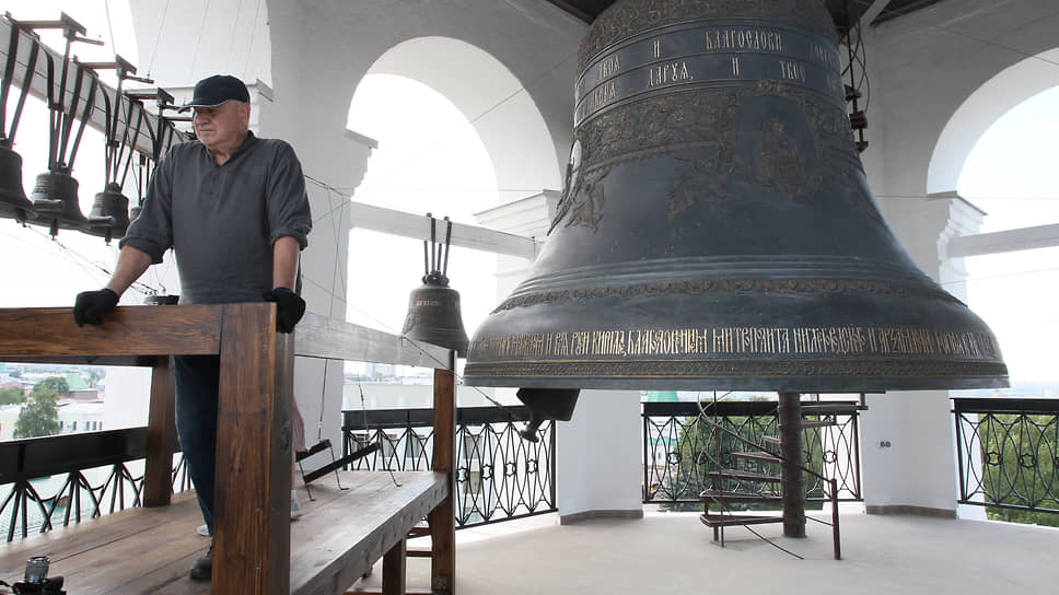 В кремле уже все готово к освящению построенной заново колокольни Спасо-Преображенского кафедрального храма. Опытный нижегородский звонарь ждет сигнала к началу перезвона