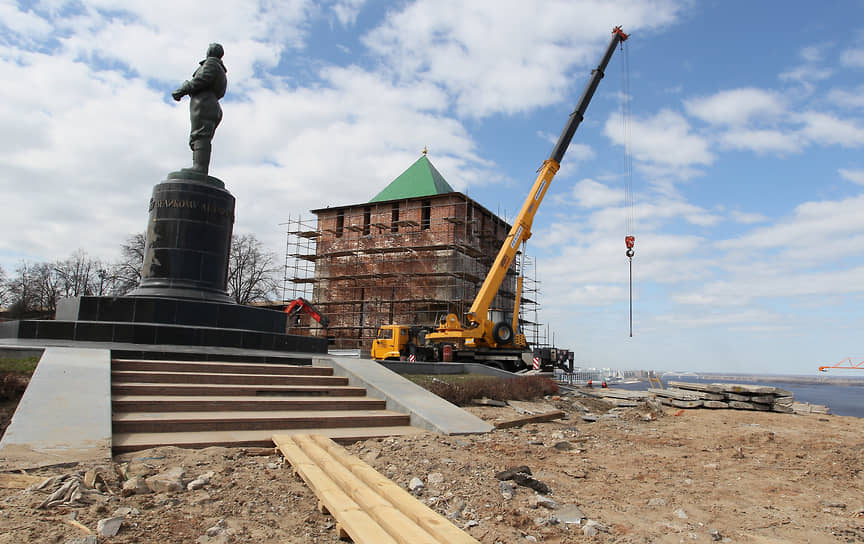 Реконструкция добралась и до памятника Чкалову на площади Минина прямо под стенами нижегородского кремля