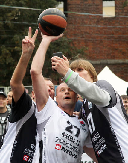 Спортивные чиновники умудряются одновременно совмещать съемку автопортрета и борьбу за баскетбольный мяч