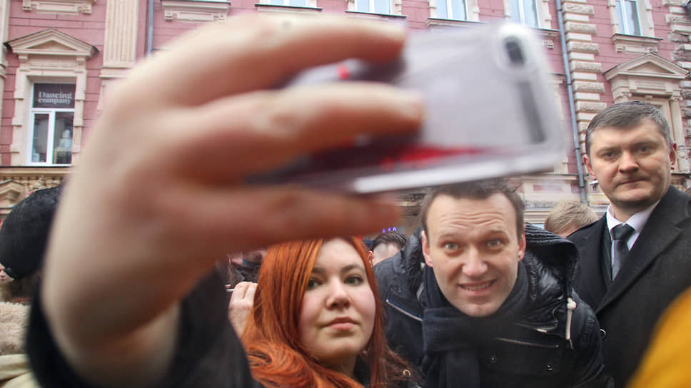 Известным политикам иногда приходится проявлять чудеса терпения. После выступления Алексея Навального на Большой Покровской ему пришлось полчаса фотографироваться с целой очередью желающих