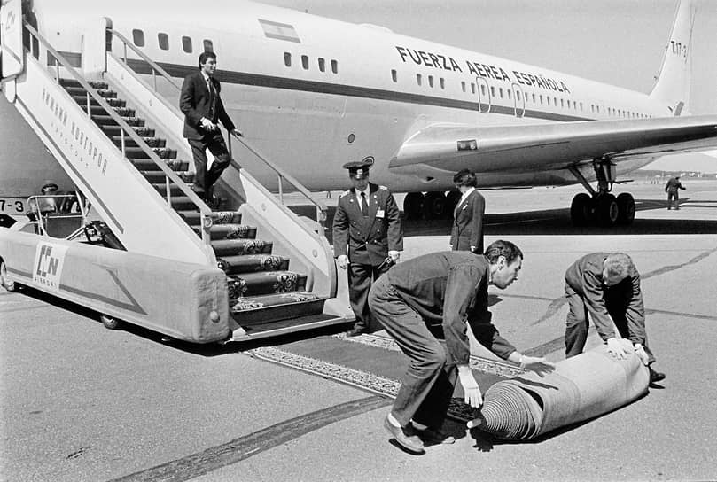 На фото – 1999 год. Рабочие расстилают ковровую дорожку перед самолетом премьер-министра Испании.