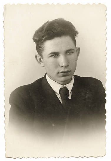 В 1950 году после окончания Горьковского авиационного техникума Владимир Ильич начал трудовую карьеру в качестве помощника мастера на заводе &quot;Гидромаш&quot;