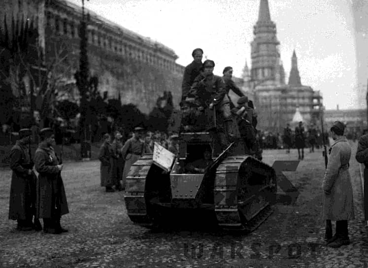 Сормовский танк на Красной площади в Москве в 1919 году