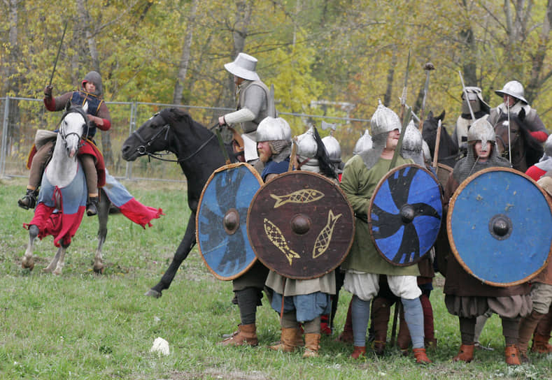 У русских пехотинцев существовал специальный строй, в котором они держали круговую оборону от кавалерии