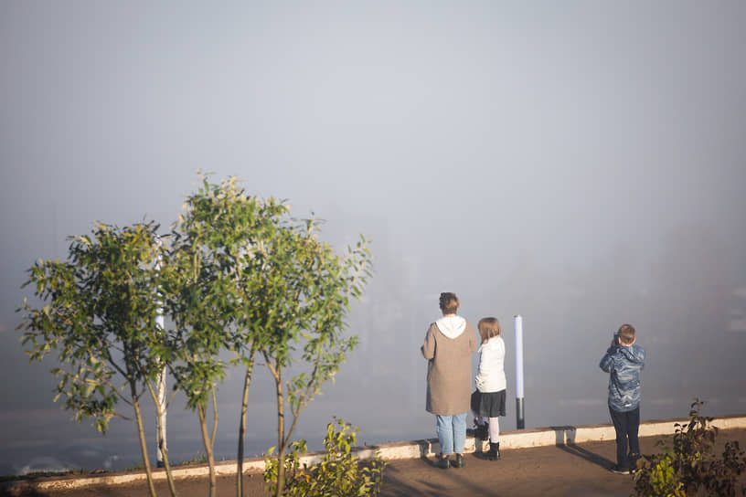 Нижегородцы пытаются разглядеть в тумане противоположный берег Оки