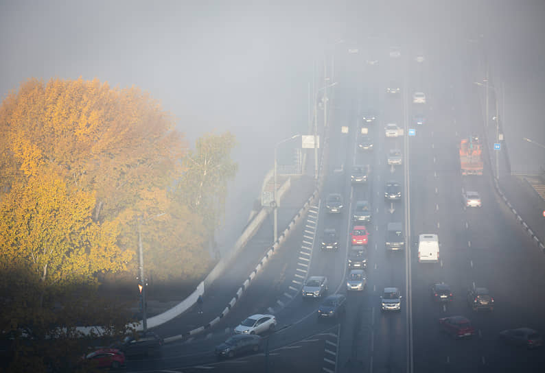 Автомобили въезжают в туман и как будто растворяются в нем
