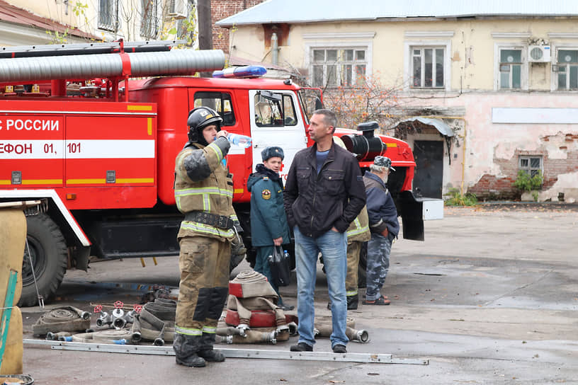 Тушение пожара в доме-коммуне &quot;Доме чекистов&quot; на улице Малой Покровской в Нижнем Новгороде