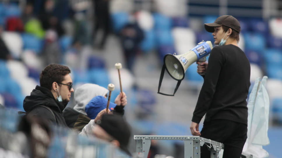 Несмотря на санитарные ограничения, болельщики нижегородской команды встречали своих кумиров в полном составе со знаменами и барабанами