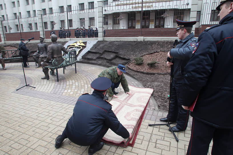 Памятник трем поколениям правоохранителей, открытый в 2015 году, стал знаменит на всю Россию