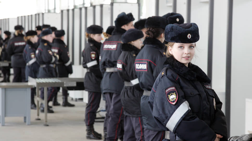 Полицейская униформа часто встречается нижегородцам, но особенно она идет девушкам