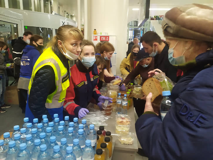 2 ноября волонтеры нижегородского студенческого корпуса спасателей раздавали горячее питание и воду пассажирам рейсов, вынужденно приземлившихся в Стригино из-за непогоды и тумана в Москве 