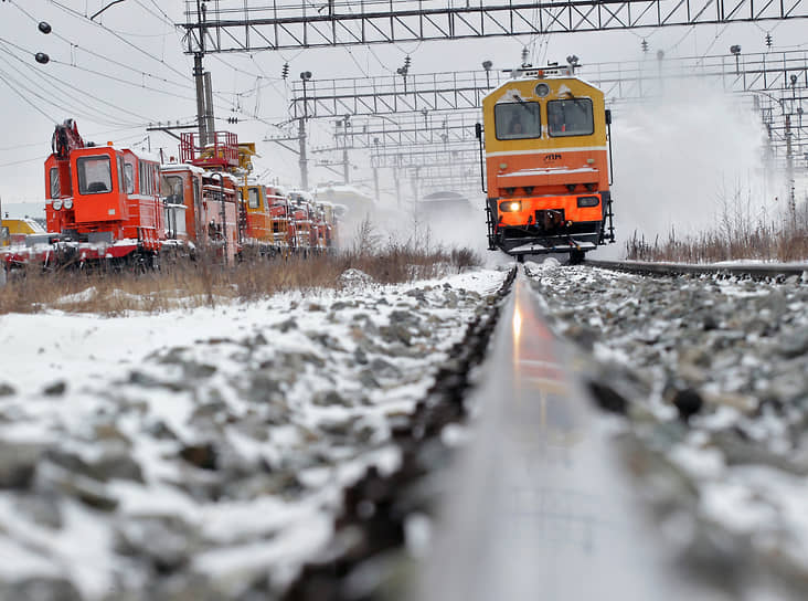 На железной дороге снег может наделать много бед. Поэтому для борьбы с заносами ходят специальные снегоуборочные поезда